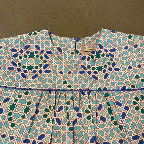 Modern print silk top. Fitted at waist. Flattering and cute!! - Picture 3 of 6